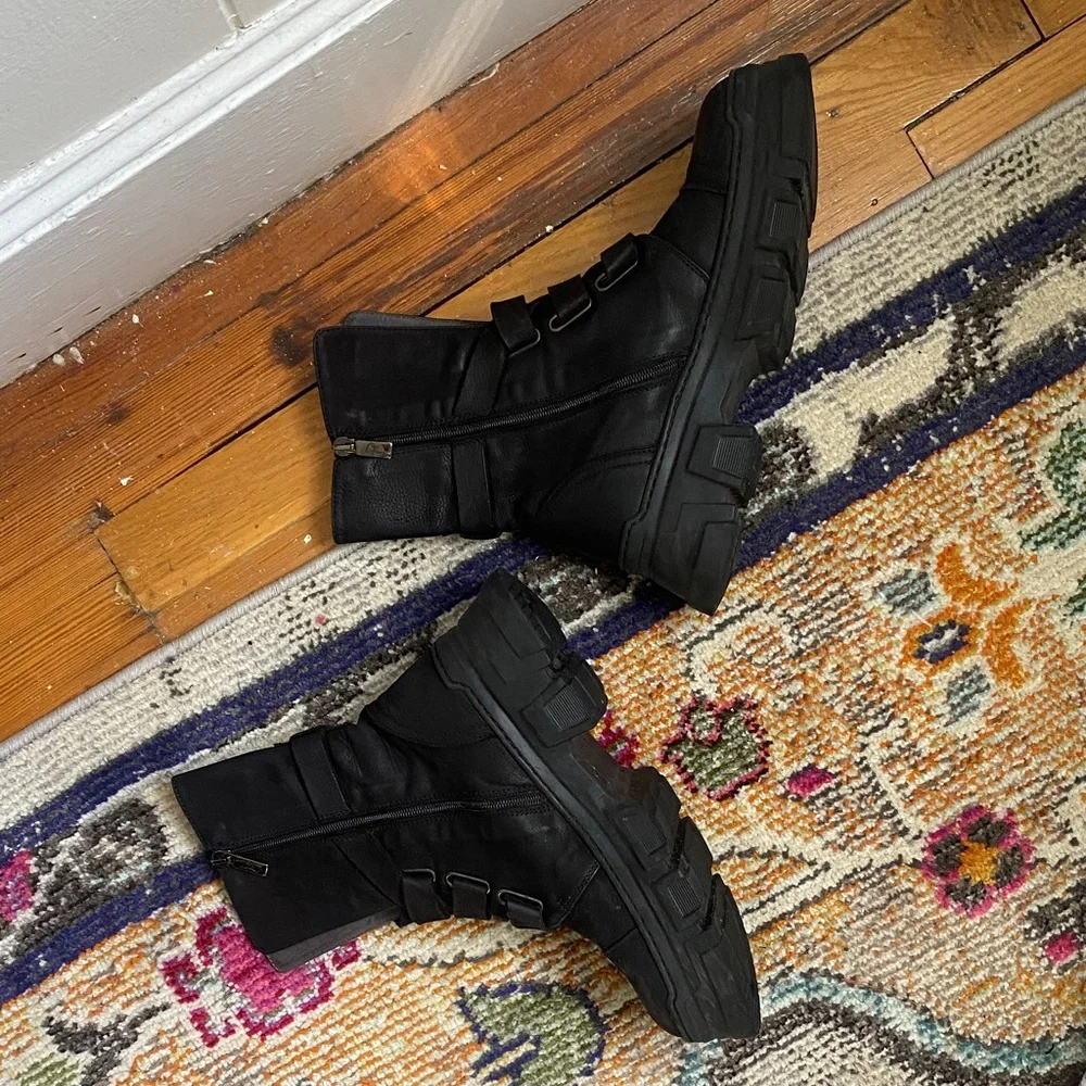 Sleek Black Lofina Combat Boots for Women - Picture 5 of 6